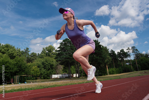 Konstfotografi athlete is running at an accelerated pace around the stadium, the runner’s start, a beautiful photo of the run, running around the stadium