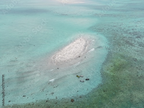 宮古島ユニの浜の海岸線　曇り空の夏、ドローンによる空撮写真