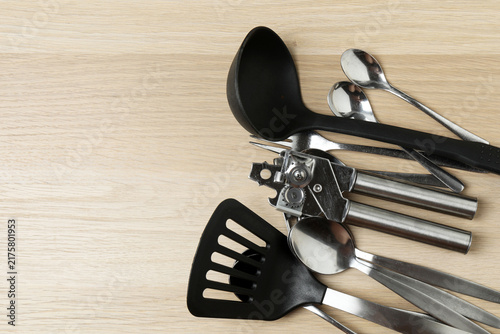 Canvastavla set of kitchen utensils on a wooden table