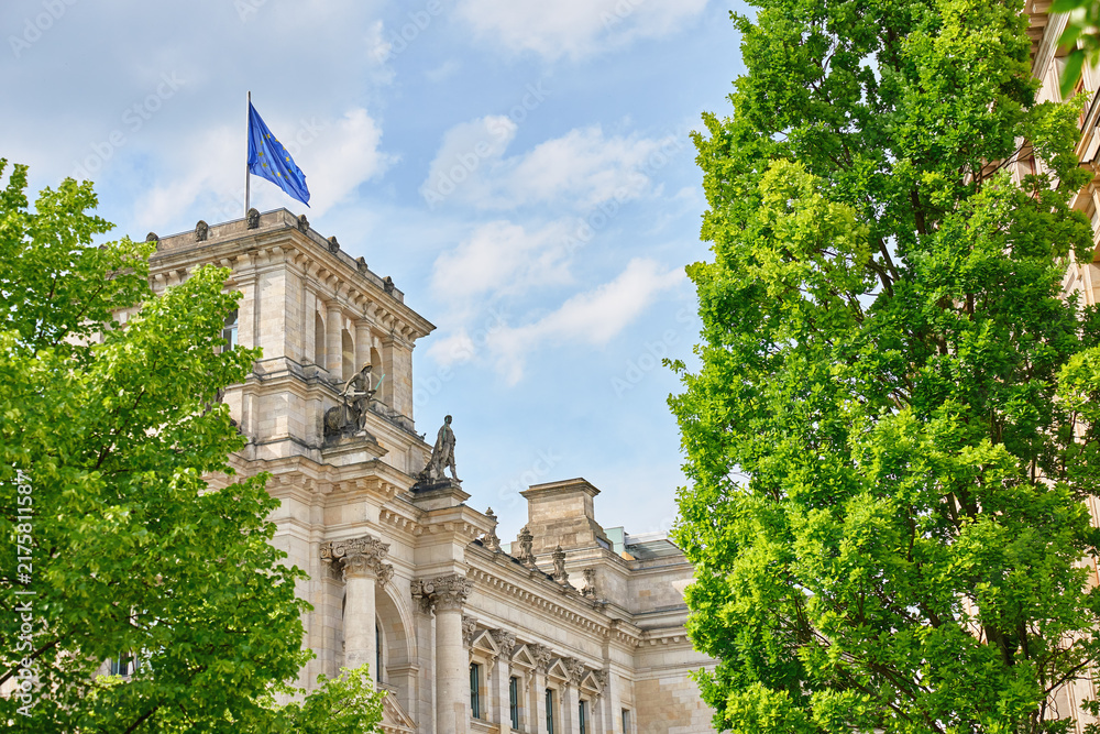 Obraz premium Government building with European Union flag and trees