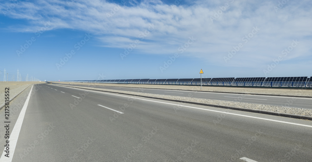 Obraz premium Empty Desert Highway Along Solar Farm In Dunhuang