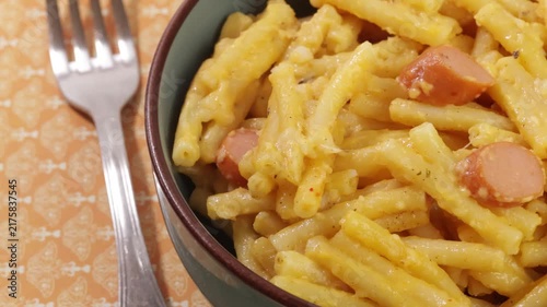 Macaronis crémeux aux saucisses fumées, en gros plan