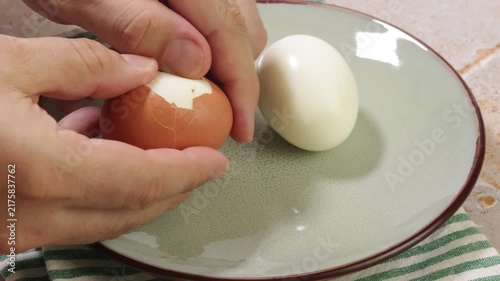 Épluchage d'œuf dur à la main