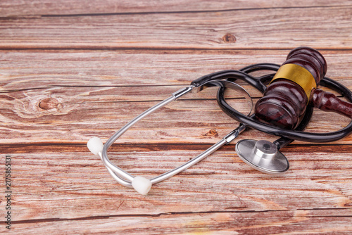 Fotografie Overhead view of a mahogany judge gavel beside a medical stethoscope