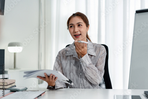 Obraz na płótnie Professional businesswoman voice recording on smartphone holding