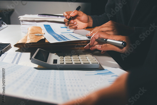 фотографія Professional photo of a person's hands reviewing a contract or legal document on