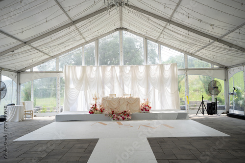 Konstfotografi View of elegant wedding sweetheart table with floral decorations.