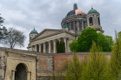 Cuadro en lienzo Esztergom Basilica rising above the old castle gate walls with colonnade and gre