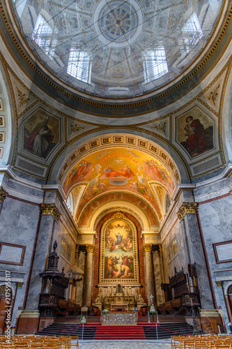 Fotografía High altar of Esztergom Basilica under the golden painted apse, Hungary