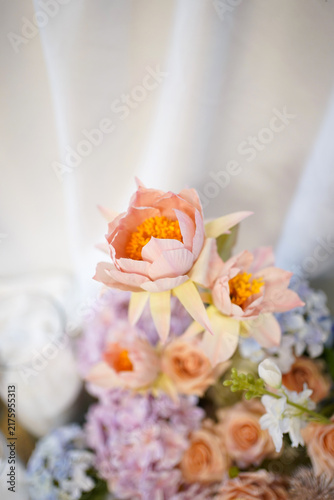 Foto Delicate arrangement of pink, lilac, white and blue flowers with lush petals and diverse blossoms