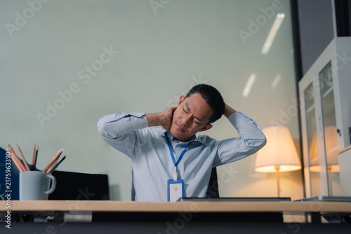 Foto Male businessman is doing a stretchy posture due to sitting in the office for too long, office syndrome concept