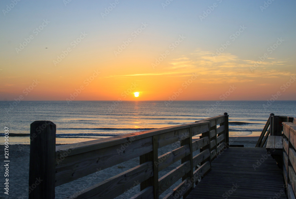Obraz premium Sunrise Over Corolla Beach in North Carolina With Wooden Walkway