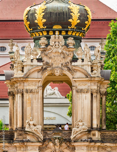 Fotografía Tourists viewing stone reliefs and baroque architecture of Zwinger palace in Dre