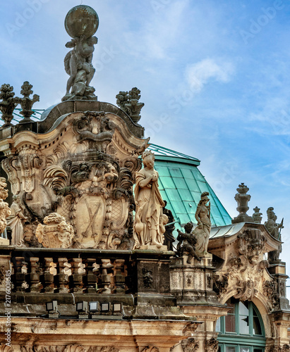 Foto Tourists viewing stone reliefs and baroque architecture of Zwinger palace in Dre
