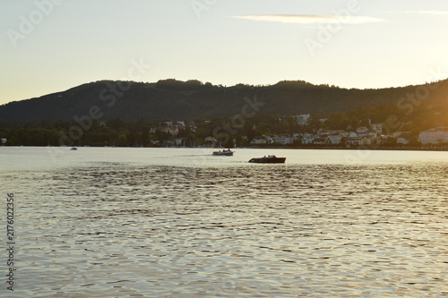 Cuadro en lienzo Sunset Over Lake in Austria with Boats and Mountain Village.