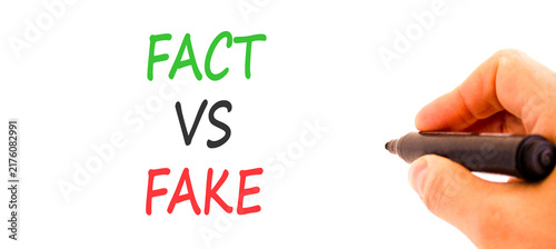 Bild auf Leinwand Fact vs versus fake words symbol