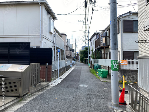 Fotografía 住宅が建ち並ぶ東京の細い道幅の道路と晴れた日の街並み