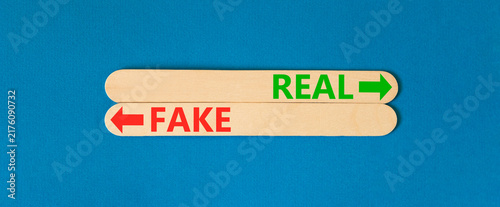 Canvastavla Real or fake words symbol