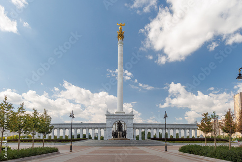 Foto Kazakh Eli Monument at Independence Square in Astana