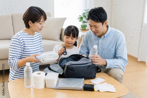 家族で避難用バッグの中身を確認する日本人親子