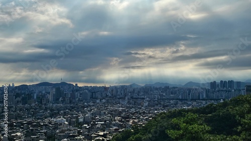 Konstfotografi 구름 사이로 빛줄기가 내리는 서울 도시 전경과 도심 스카이라인 풍경