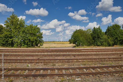 Ansicht des historischen Bahnhofsgebäudes mit Gleisanlagen und Bahnsteigen in Könnern an einem sonnigen Tag, Salzlandkreis, Sachsen-Anhalt, Deutschland