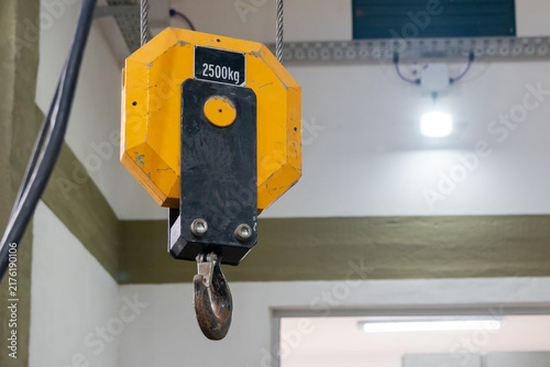Quadro su tela Industrial crane hook block with 2500 kg lifting capacity label