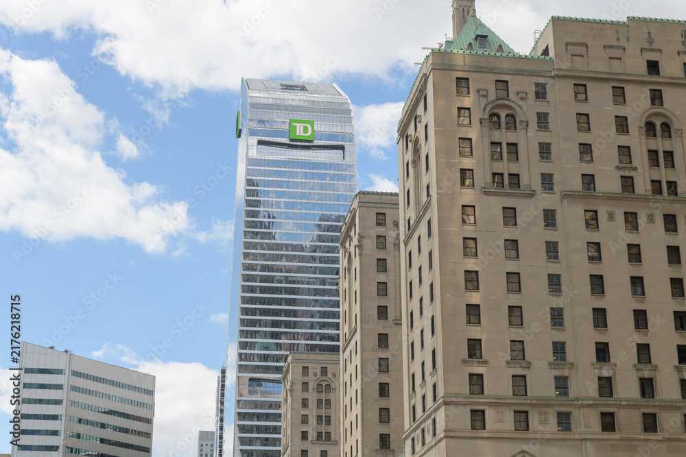 Obraz premium looking west on Front St W from Bay St to the historic Fairmont Royal York hotel and a modern office building known as TD Terrace, Toronto