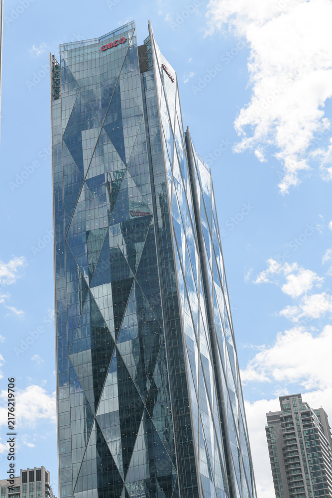 Obraz premium reflection of cloudy sky on the diamond pattern facades of CIBC Square (141, 81 Bay St), Toronto