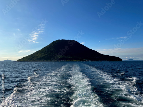 Plakat 瀬戸内海の緑の島へ向かって伸びるフェリーの航跡