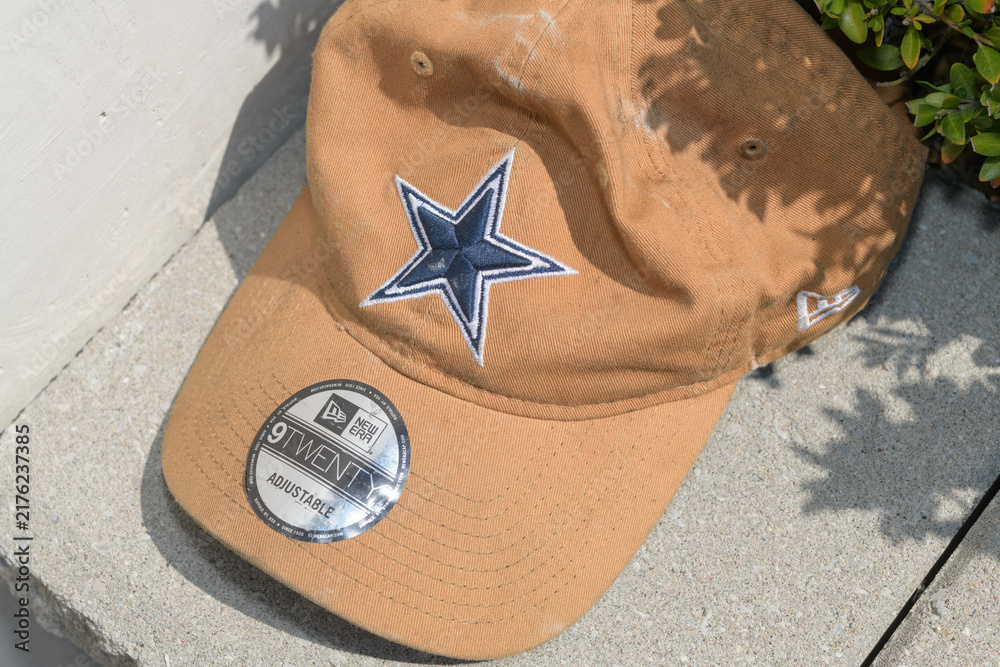 Obraz premium old Dallas Cowboys star logo embroidered on a brown or canvas-colored hat in Toronto