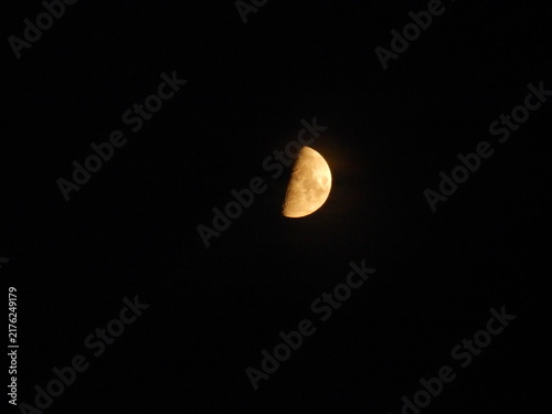 Foto Demi-lune lumineuse dans un ciel nocturne noir avec espace de copie