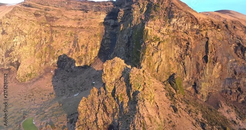 アイスランドの荒々しい火山性断崖と苔むした岩の尾根を空撮（Iceland Volcanic Cliffs Aerial 4K）