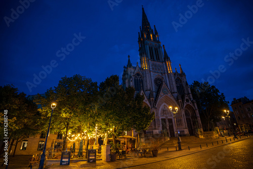 Fotografie Basilique Saint-Epvre and Cafe Lights at Night in Nancy France
