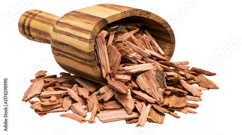 Fotografía Red cedar wood chips spilling from a small rustic wooden scoop