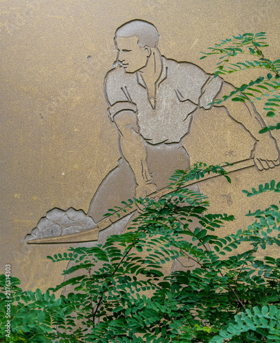 Gebäude der ehemaligen Waschkaue mit Reliefs von Arbeitergestalten im Museumspark Rüdersdorf, Brandenburg, Deutschland