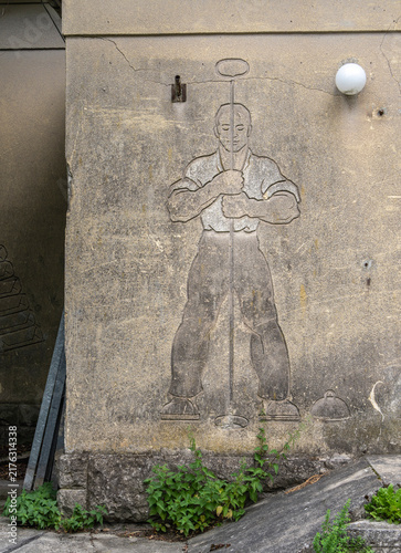 Gebäude der ehemaligen Waschkaue mit Reliefs von Arbeitergestalten im Museumspark Rüdersdorf, Brandenburg, Deutschland