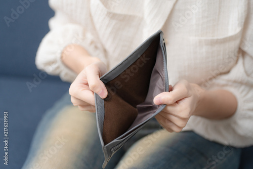 Canvastavla Financial hardship concept