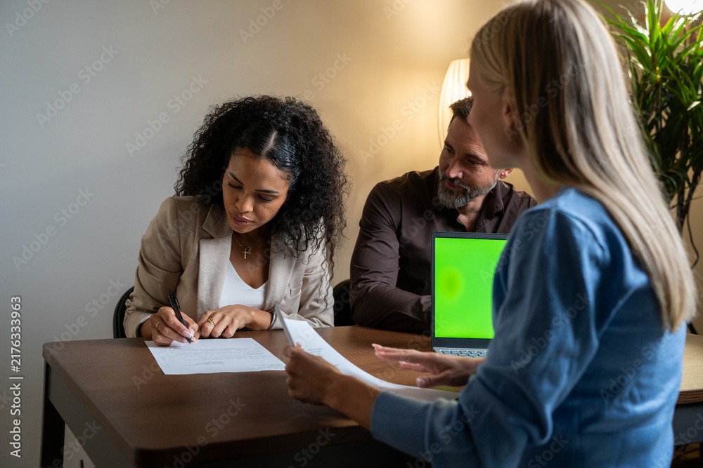 Obraz premium Family couple consultations with a lawyer or insurance agent. 