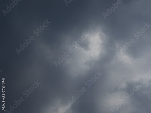 Foto Dark dramatic storm clouds gathering in the sky before a heavy rain