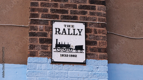 Cuadro en lienzo The Rally pub sign featuring locomotive silhouette and 1832-1982 dates mounted o