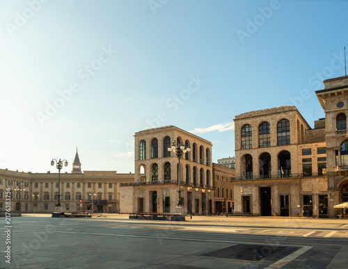 фотографія A panoramic view of Piazza del Duomo in Milan, featuring notable buildings in th