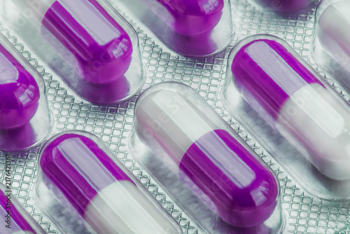 Foto Lilac medical capsules. Medicine. Science. Pills for illnesses.