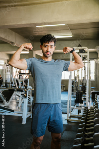 фотографія Asian man exercising in gym finding fitness health wellness joy through powerful