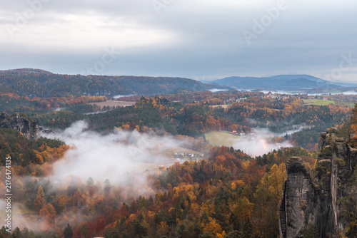 Nebel in den Tälern im Nationalpark Sächsische Schweiz am Morgen im Herbst