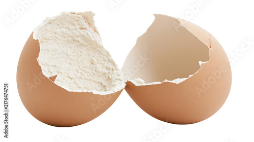 Foto Broken brown eggshell with white powder inside, isolated on transparent backgrou