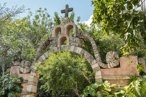 Foto Rustic stone archway in Yucatan, Mexico surrounded in lush garden