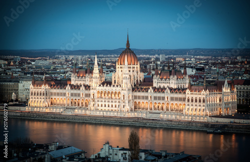 Fotografía hungarian parliament at night in Budapest