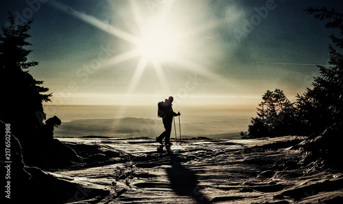 Fotografía Backcountry skier reaching the summit at sunset