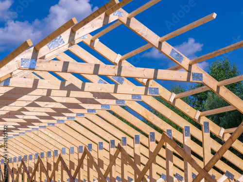 Repeating timber roof trusses with metal connector plates